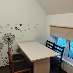 Frigobar, utensilios de cocina, artículos de limpieza