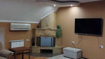 55-inch Smart TV with satellite channels, TV, heated floors