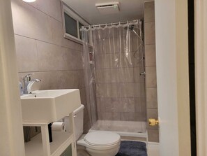 Haartrockner, HandtĂŒcher, Seife, Shampoo