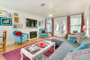 Télévision, cheminée, livres