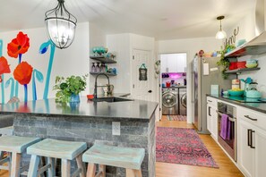 Réfrigérateur, micro-ondes, plaque de cuisson, lave-vaisselle