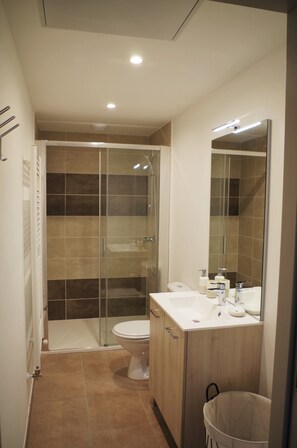 Bathtub, hair dryer