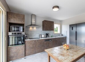 Kühlschrank, Mikrowelle, Ofen, Geschirrspüler