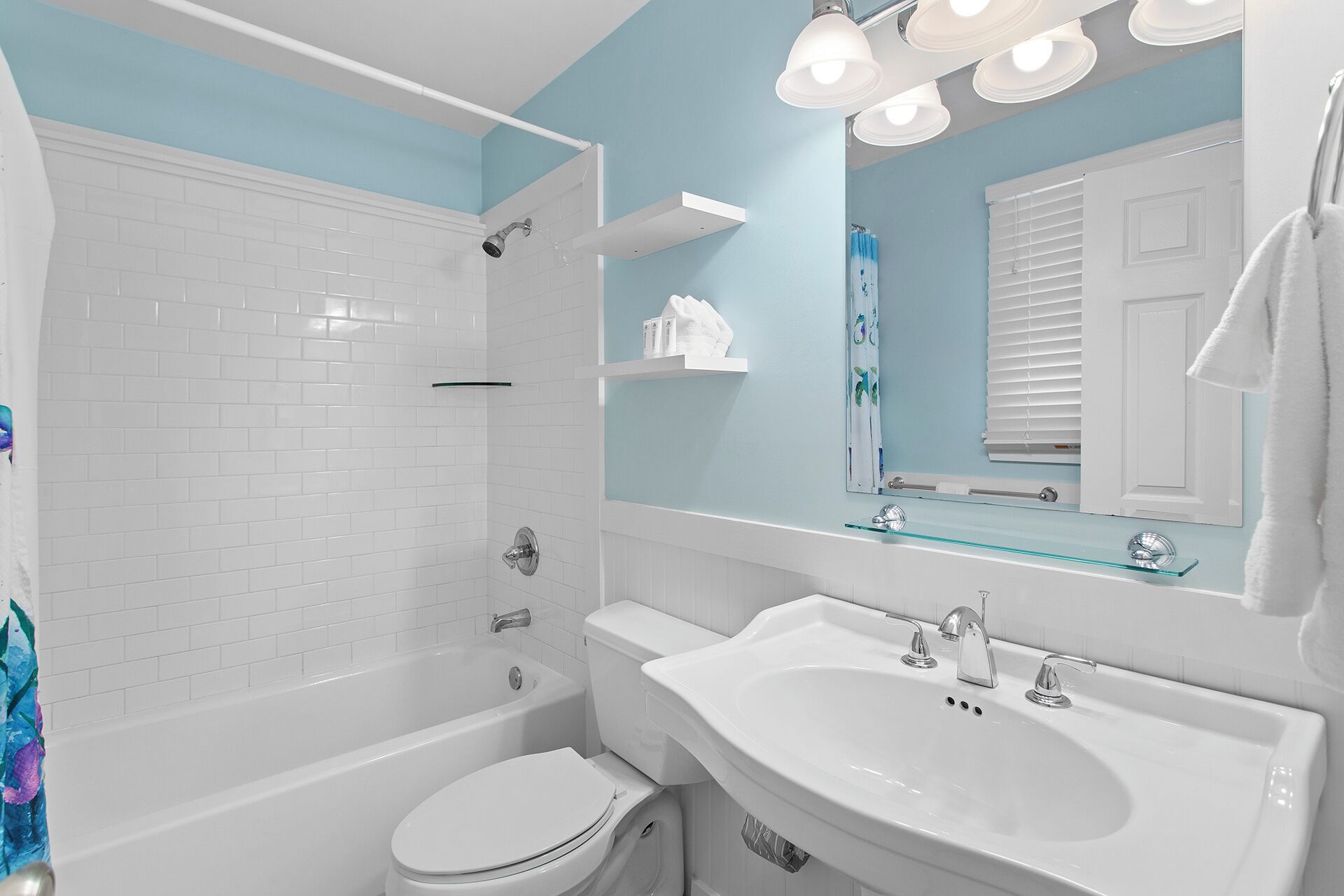 Ein modernes Badezimmer mit Badewanne, Toilette, Waschbecken und Dusche.