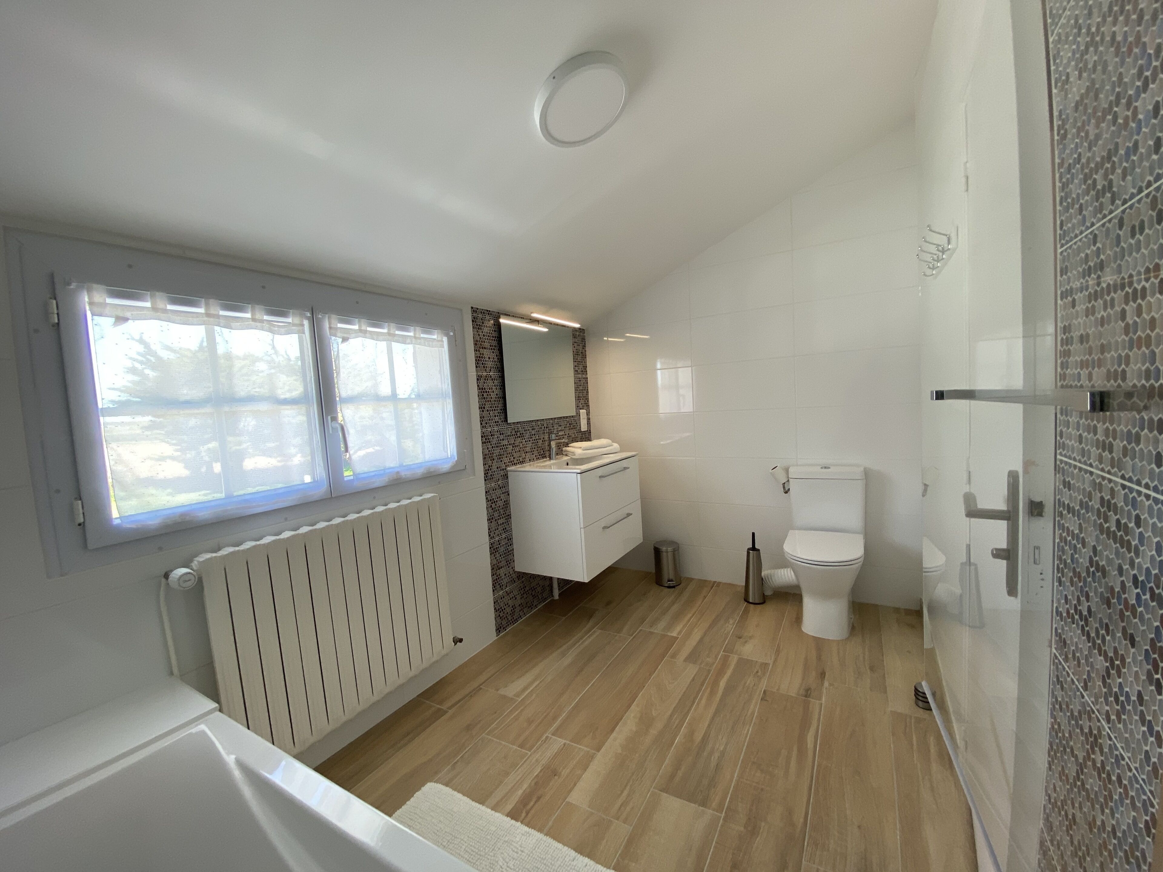 Une salle de bain moderne avec une baignoire, des toilettes et un lavabo.