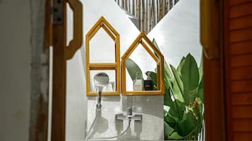 Regadera, secadora de cabello, bidet, toallas