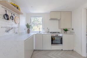 Refrigerador, horno, parrilla de estufa y lavavajillas