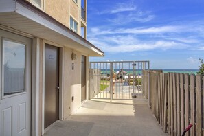 Property grounds - Lemon Drop - Miramar Beach, Private + Community Pool, Free Beach Service! (Miramar Beach)