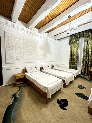 Ropa de cama de alta calidad, cubrecamas y escritorio