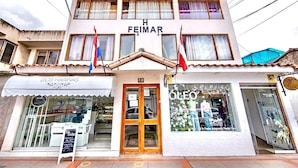 A two-story building with a sign reading "H FEIMAR" and a storefront named "DOS HARIÑAS". - Hotel Feimar (Cusco)