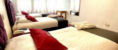 Escritorio, sistema de insonorización, wifi gratis y ropa de cama