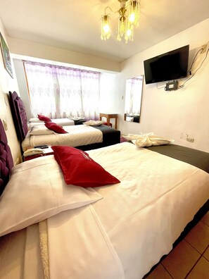 Desk, soundproofing, free WiFi, bed sheets - Hotel Feimar (Cusco)