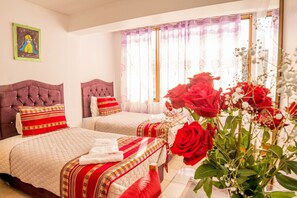 Desk, soundproofing, free WiFi, bed sheets - Hotel Feimar (Cusco)