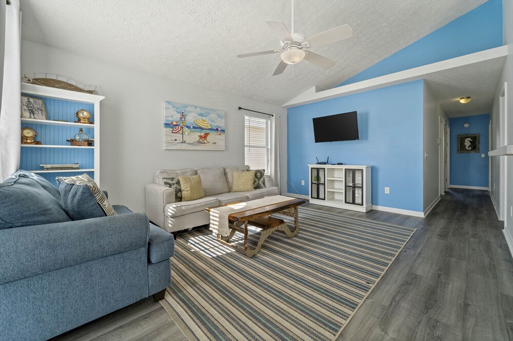 Palm Cove 3br/2ba, minutes from the beach, sleeps 6, convenient to everything
