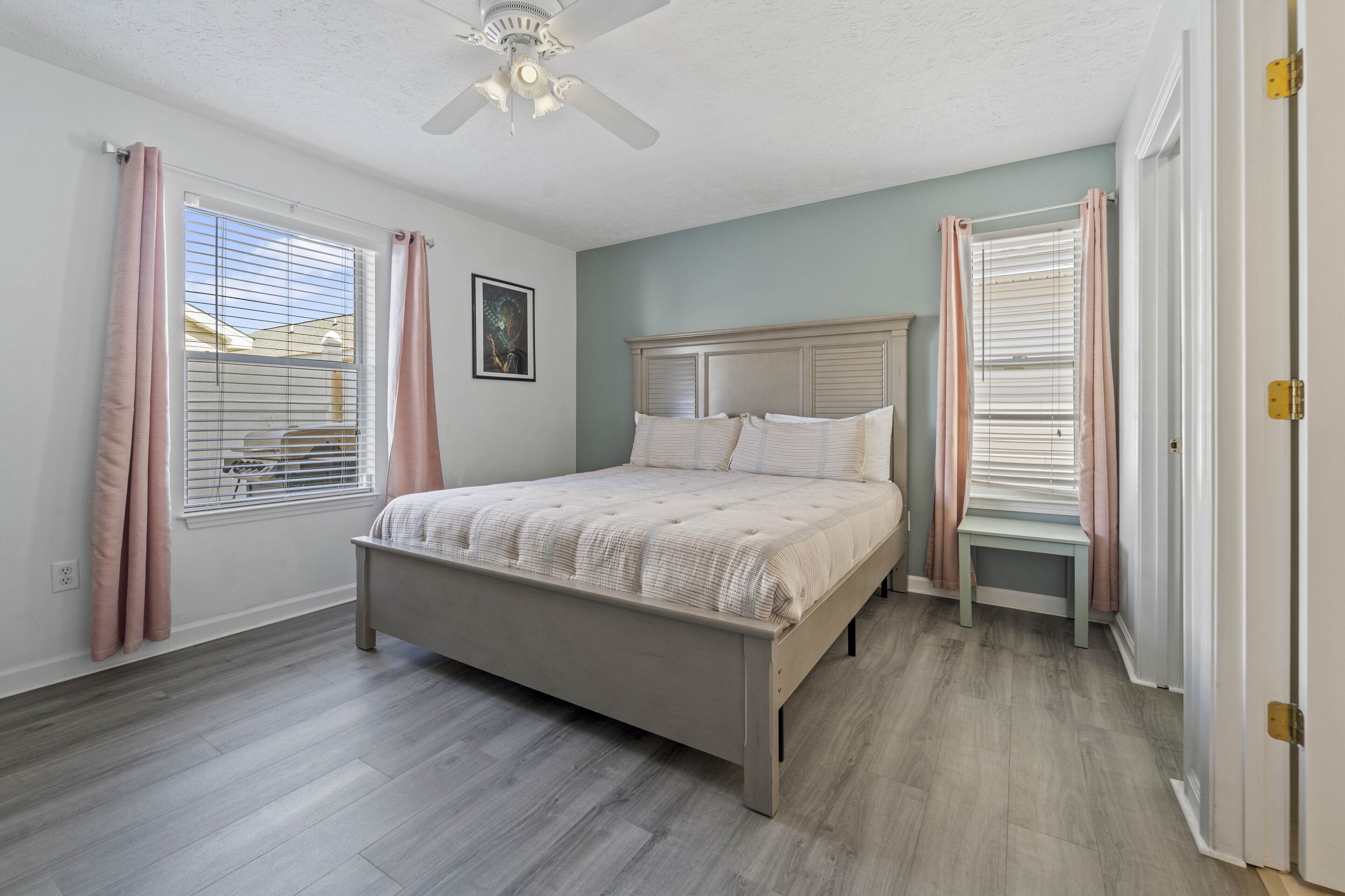 Palm Cove 3br/2ba, minutes from the beach, sleeps 6, convenient to everything