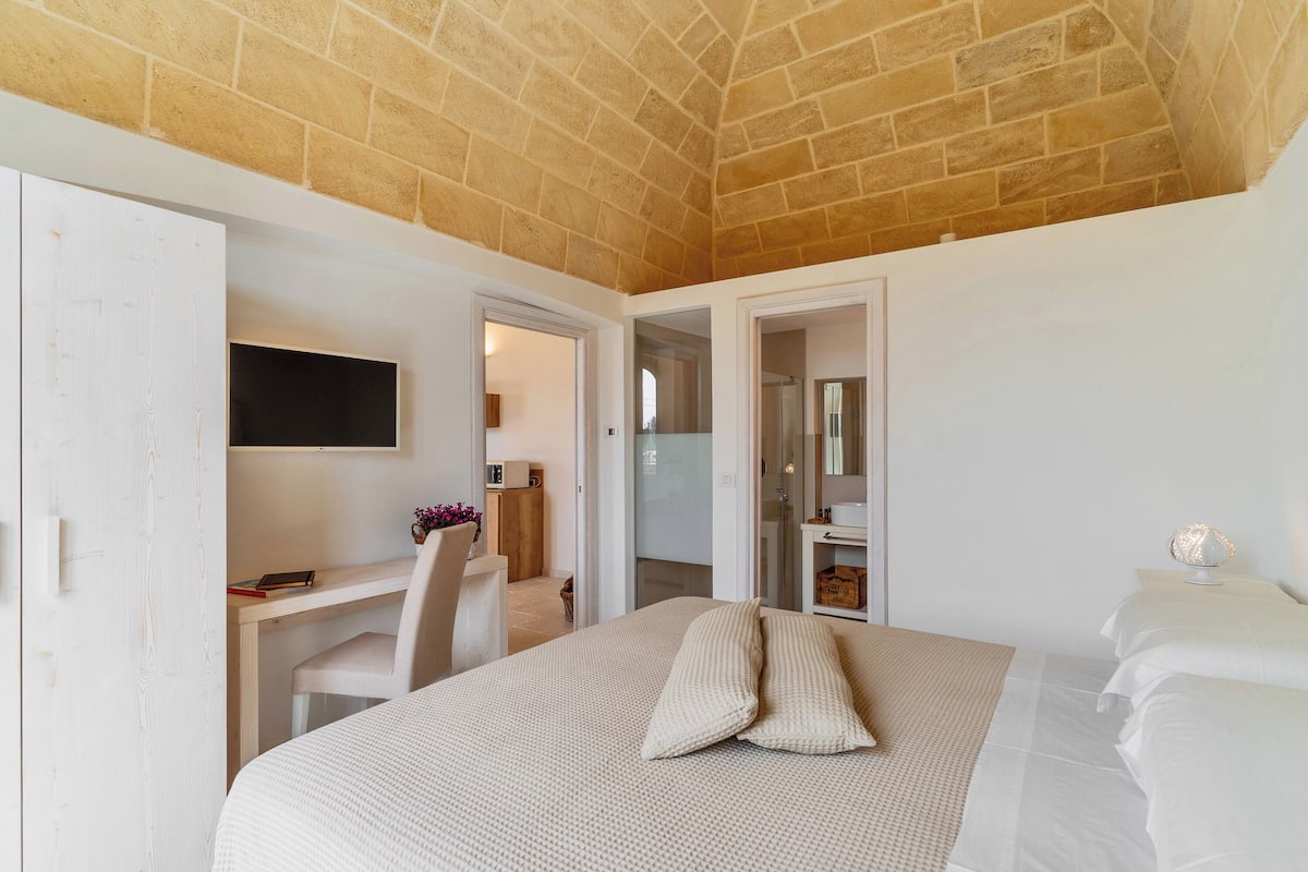 Minibar, desk, soundproofing, WiFi (free)
