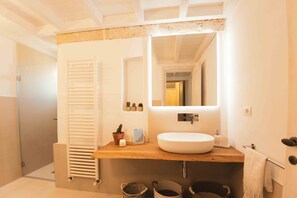 Suite SĂŠnior | Salle de bain | Articles de toilette (gratuits), sĂŠchoir Ă cheveux, peignoirs, bidet