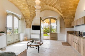 Minibar, escritorio, sistema de insonorización y wifi gratis