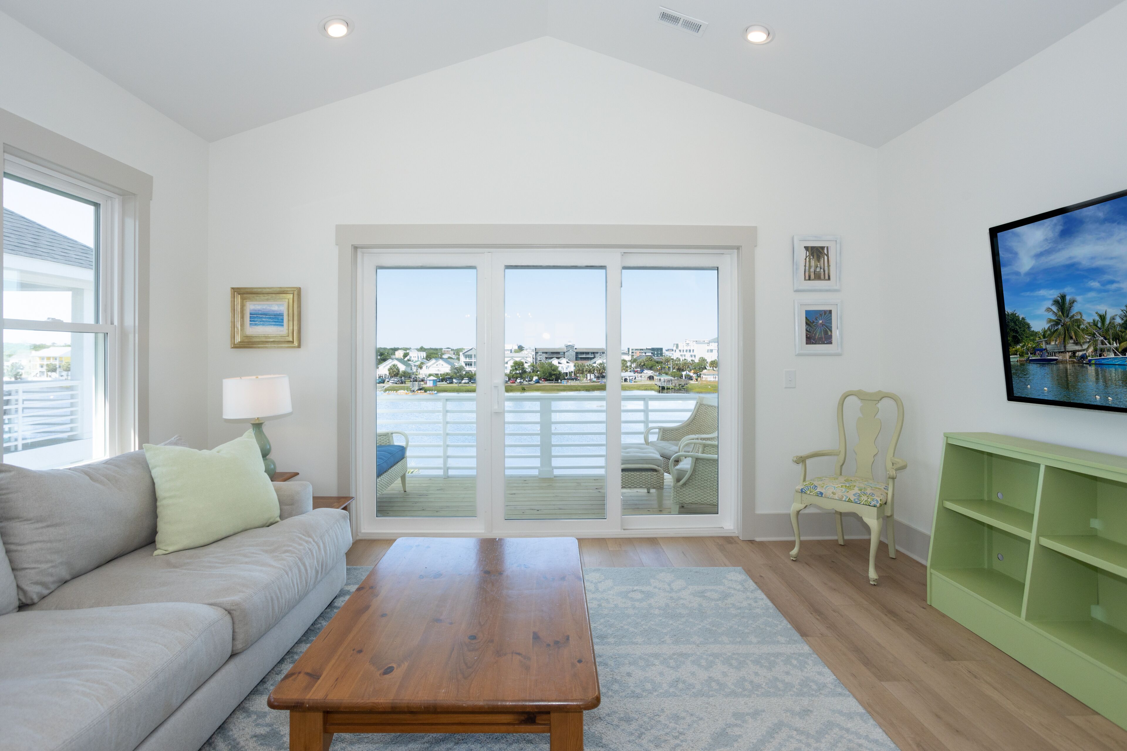 Lakefront Oasis w/ panoramic views on private road