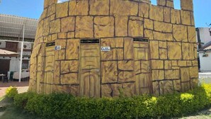A stone building with multiple doors and windows, surrounded by greenery. - VILLA LUISA HOTELS (Sáchica)