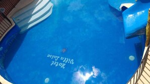 A swimming pool with a shark design on the floor and a lifeguard stand in the background. - VILLA LUISA HOTELS (Sáchica)