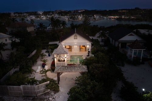 Callaloo Cottage- Beachfront Paradise!