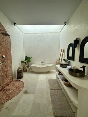 Ducha, secador de pelo, toallas y jabón