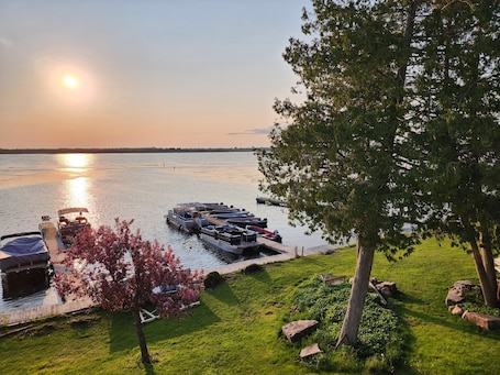 Marina. Myriad Fins Cottage and Marina