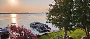 Myriad Fins Cottage and Marina