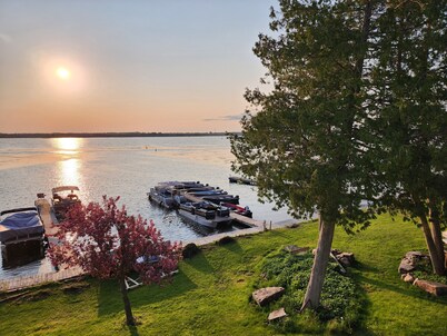 Myriad Fins Cottage and Marina