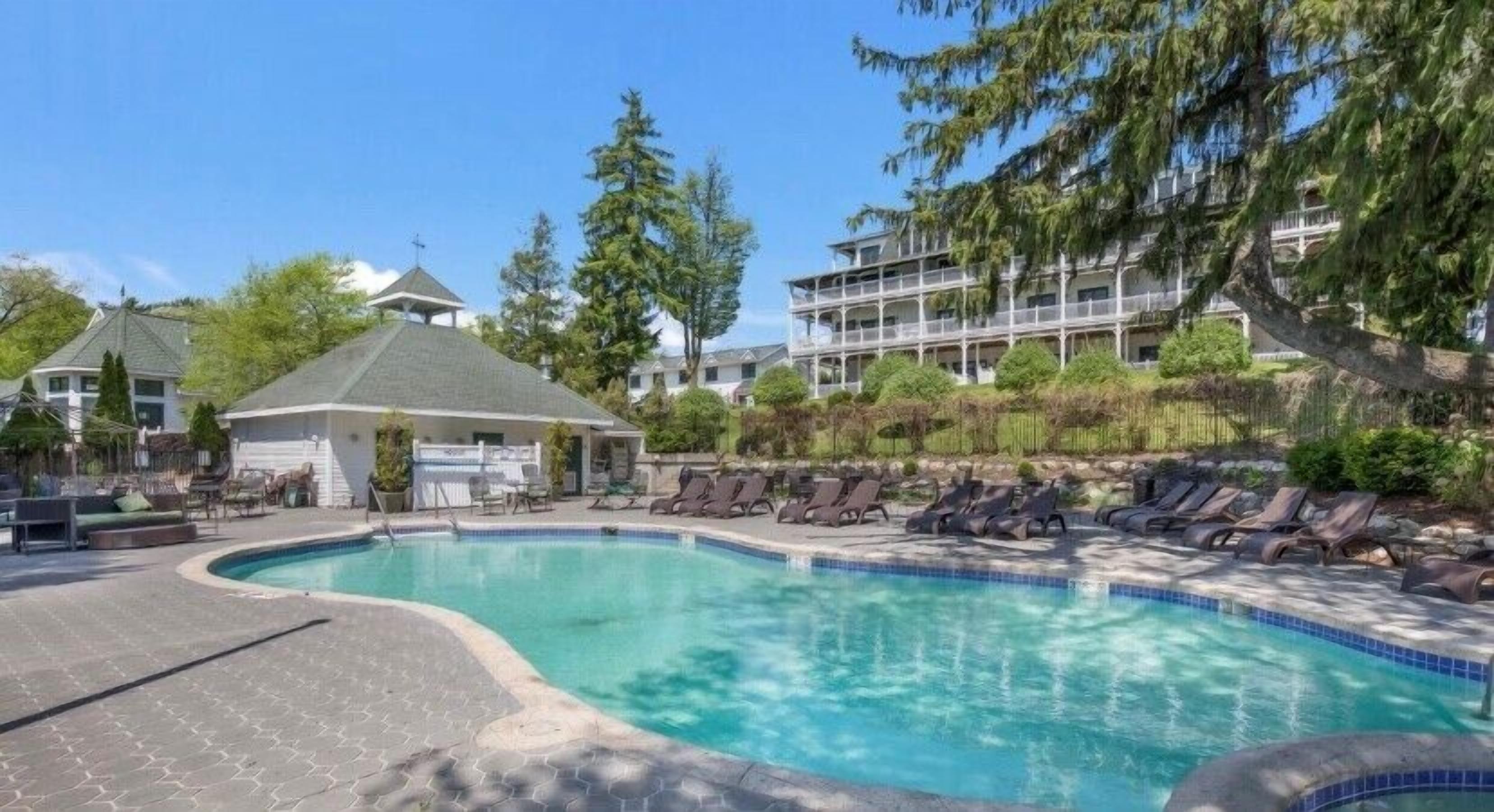 실내 수영장, 시즌별로 운영되는 야외 수영장, 수영장 파라솔, 일광욕 의자