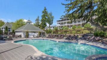 Kolam renang indoor dan kolam renang outdoor musiman