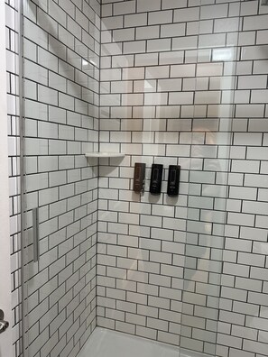 Estudi en suite de luxe | Bany | Articles de tocador gratuïts, assecador de cabells, sabó i xampú 