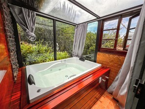 Family Chalet | Jetted bathtub - Pousada e Restaurante Vista Turquesa (Arraial do Cabo)