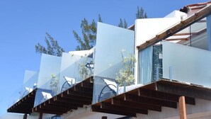 Un bâtiment moderne doté de nombreux balcons et de grandes surfaces vitrées.