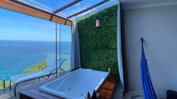 Luxury Quadruple Room | Private spa tub