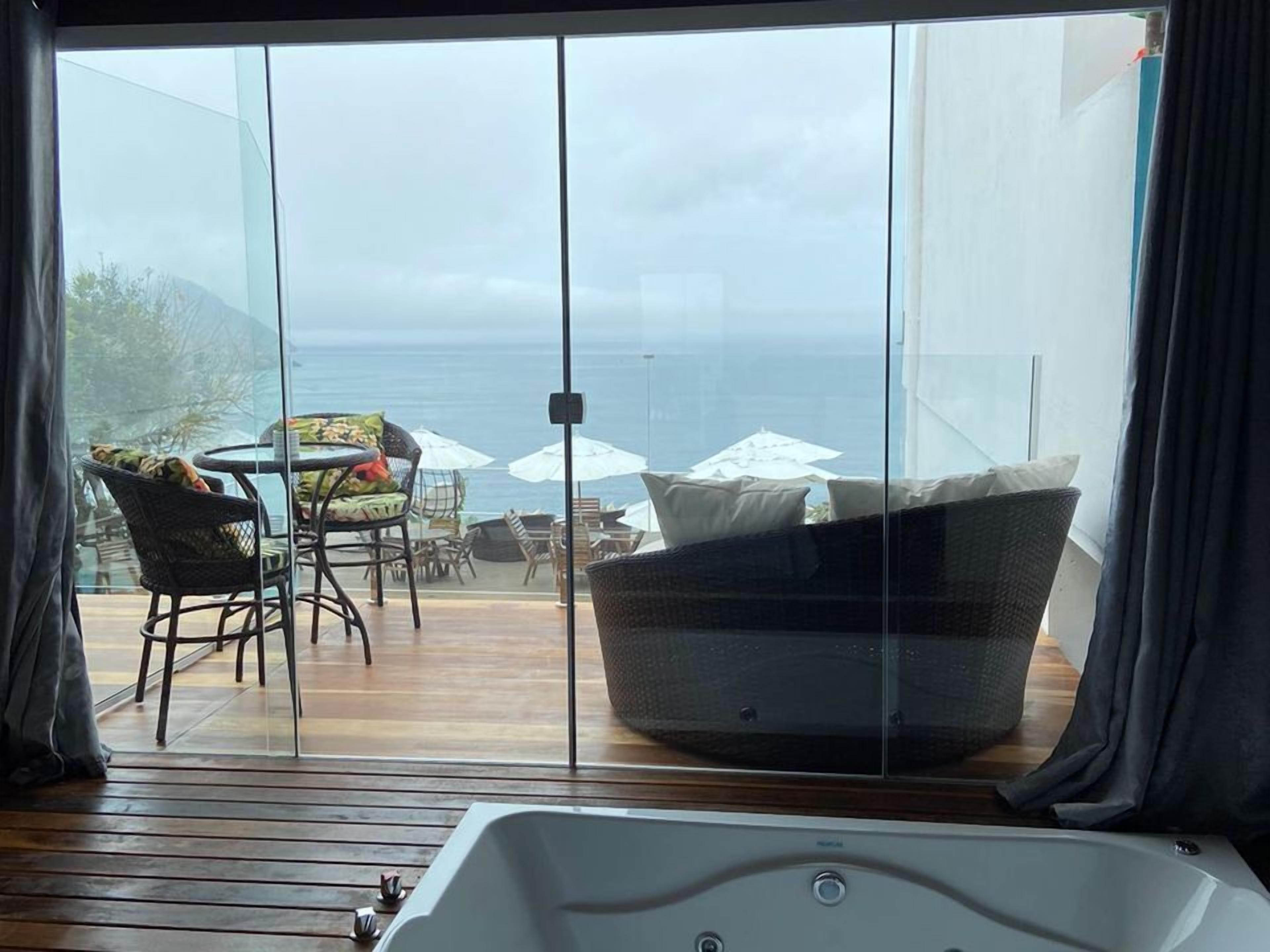 Quarto duplo premium | Cofres nos quartos, Wi-Fi de cortesia, roupa de cama