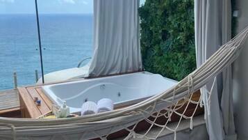 Caja de seguridad en la habitación y espacio para trabajar con laptop