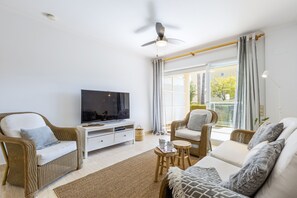 Una Smart TV, un reproductor de DVD