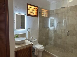 Junior-Suite, Poolblick | Badezimmer