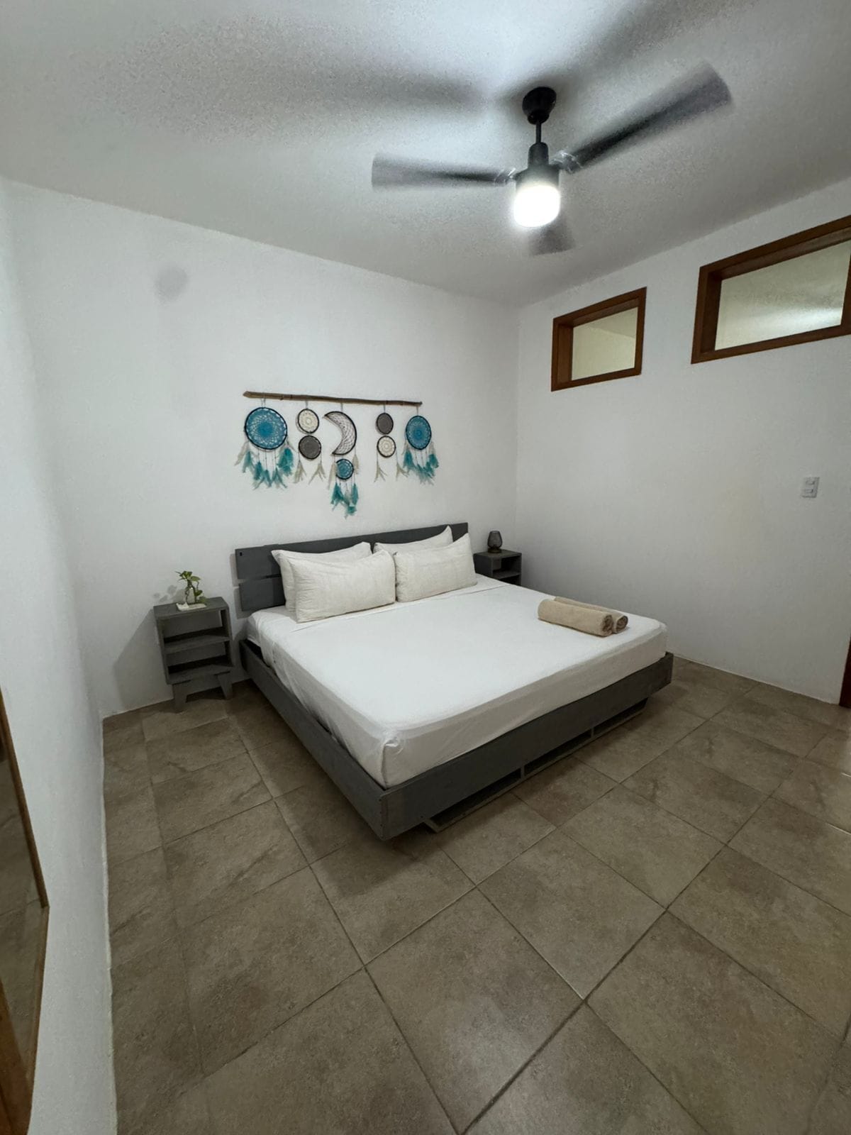 Tabla de planchar con plancha, wifi gratis y ropa de cama 