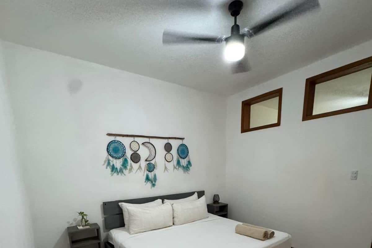 Tabla de planchar con plancha, wifi gratis y ropa de cama