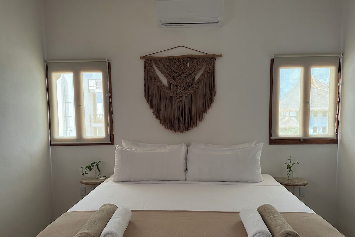 Junior suite, balkon, gedeeltelijk uitzicht op zee | Een strijkplank/strijkijzer, gratis wifi, beddengoed