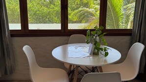 Studio, 2 dobbeltsenger, bassengutsikt | Spisestue