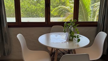 Monolocale, 2 letti matrimoniali, cucina, vista piscina | Sala da pranzo