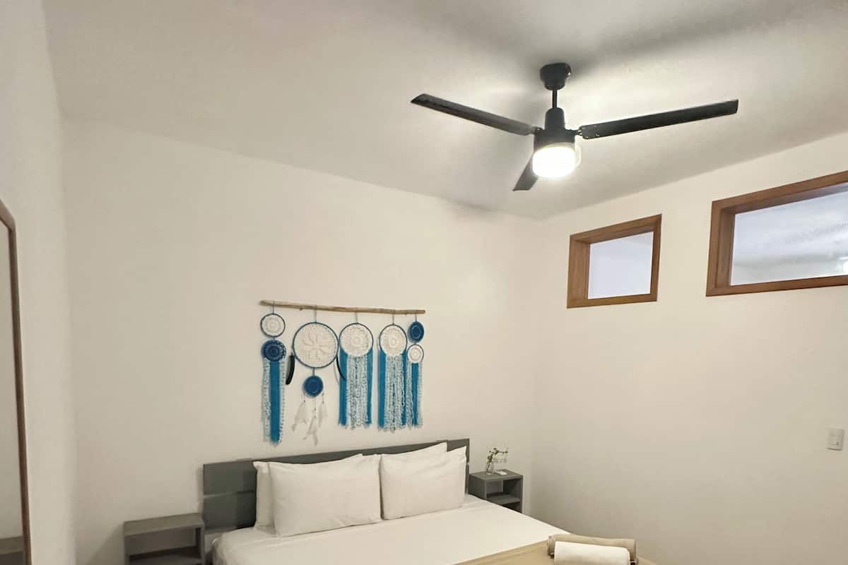 Suite, uitzicht op zwembad | Een strijkplank/strijkijzer, gratis wifi, beddengoed
