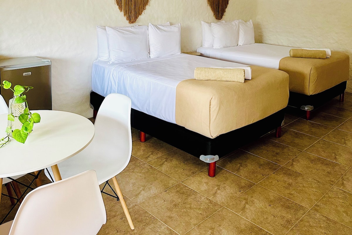 Estúdio, 2 camas de casal, cozinha, vista para a piscina | Ferros/tábuas de passar roupa, Wi-Fi de cortesia, roupa de cama