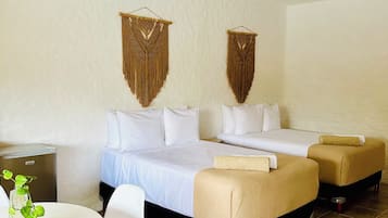 Estudio, 2 camas dobles, cocina, vistas a la piscina | 1 dormitorio, tabla de planchar con plancha, wifi gratis y ropa de cama