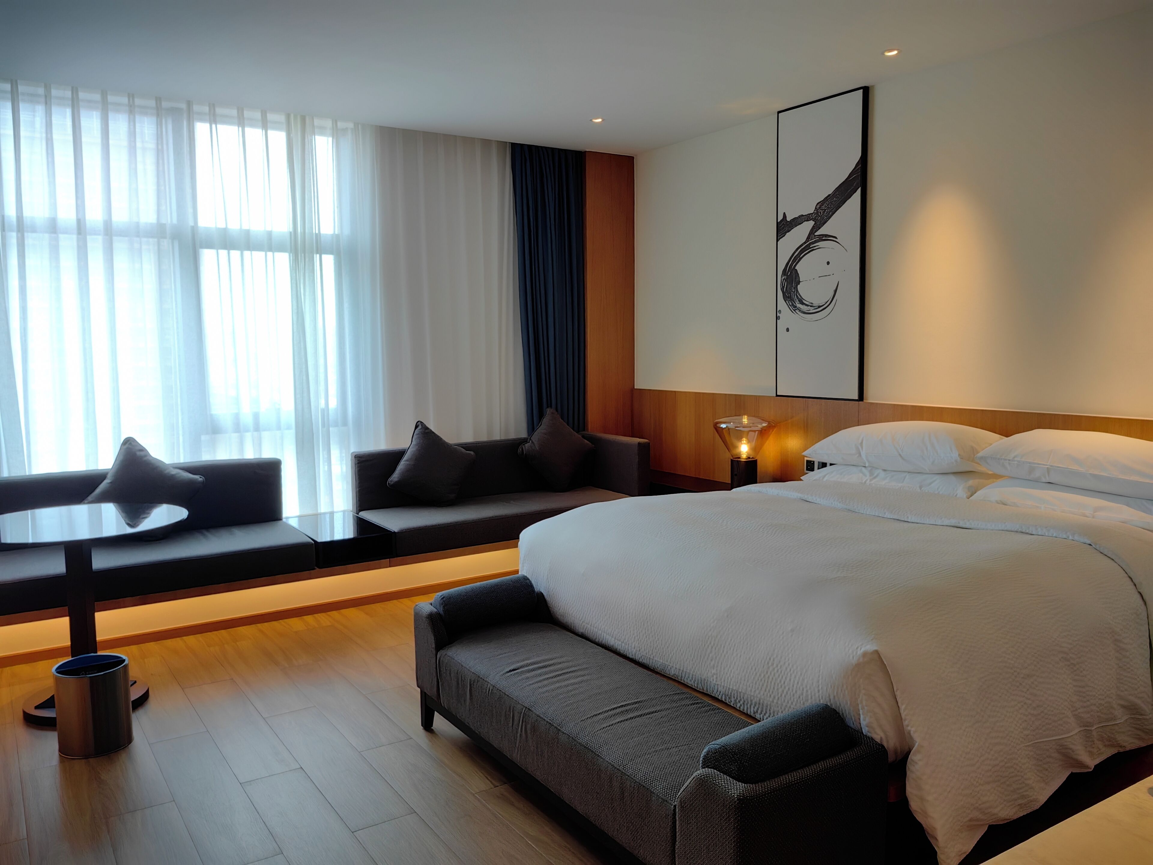 Phòng Superior, 1 giường cỡ king, quang cảnh thành phố | Khu phòng khách | TV LED 