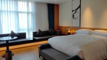 Phòng Superior, 1 giường cỡ king, quang cảnh thành phố | Khu phòng khách | TV LED